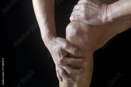 膝痛で苦しむ老人の膝