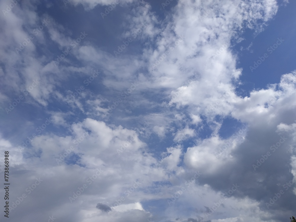 Obraz premium Clouds in the blue sky on a sunny day. Sunny sky background
