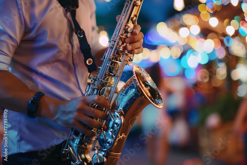 homme jouant du saxophone dans la rue, en plan rapproché (close-up), la nuit, avec en arrière-plan les lumières floutées bokeh. 