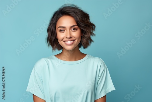 A woman with short hair is smiling and wearing a blue shirt © Juan Hernandez