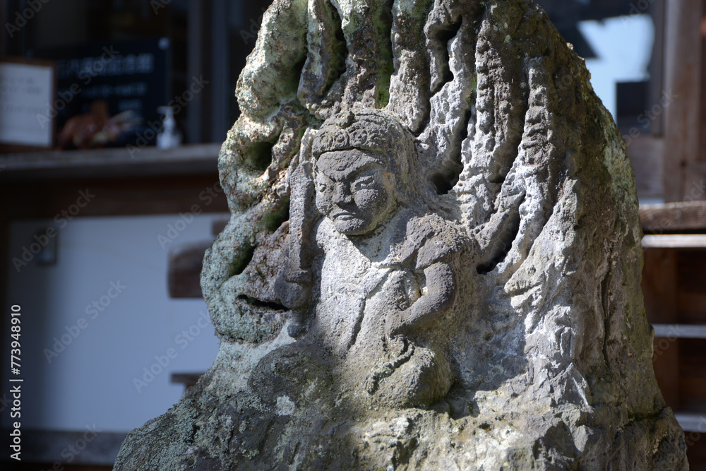 春の岩屋寺　境内の不動明王の石像　京都市山科区西野山