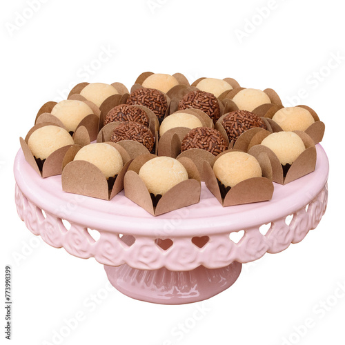 Bandeja cor de rosa com doces de aniversário brigadeiros e beijinhos, doces tradicional no Brasil. Boleira com doces, fundo transparente photo