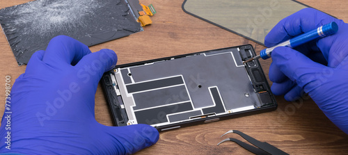 Warranty replacement of the broken display on the smartphone, the wizard fixes the breakdown