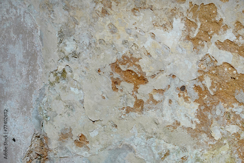 Mur humide qui s'effrite
