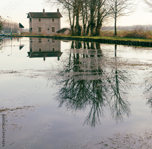 maison éclusière le long du  canal entre Champagne et Bourgogne anciennement canal de la Marne à la Saône, reflet dans l'eau photo