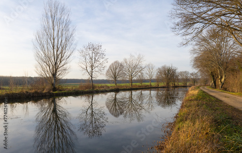 paysage de Bourgogne : le canal entre Champagne et Bourgogne anciennement canal de la Marne à la Saône à Cheuge en Côte d'Or en hiver © jef 77