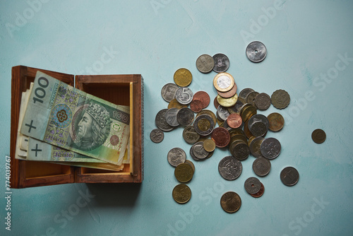 banknoty w skrzynce ,monety na stole  