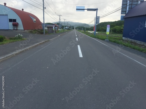 北海道の直線的な道路 © 康昭 小林