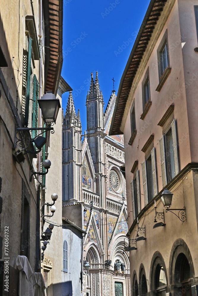 Orvieto, il Duomo di Orvieto fra la strade, vicoli e case della città antica, Terni - Umbria