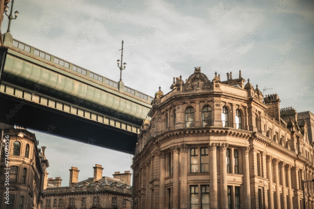 Beautiful bridge in the background of a scenic building in Newcastle upon Tyne, England