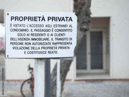 Un cartello che avverte la proprietà privata e il divieto di sconfinare davanti a una casa. Un segnale di avvertimento. photo