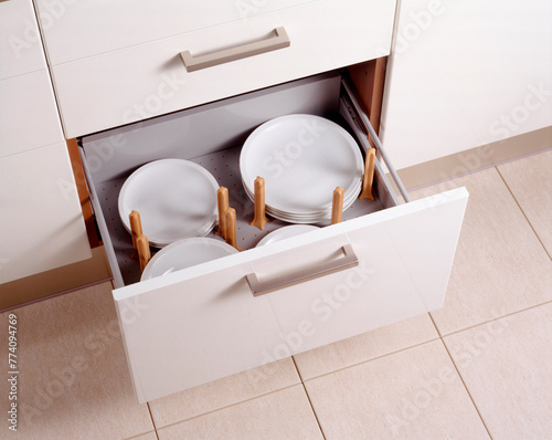 Basket equipped with dishes, for the kitchen