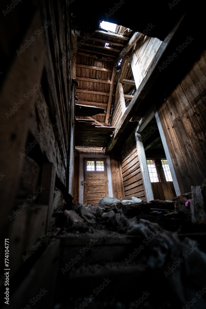 Obraz premium Vertical shot of an interior of an abandoned wooden house