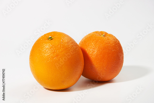 두개의 맛있는 오렌지를 배치