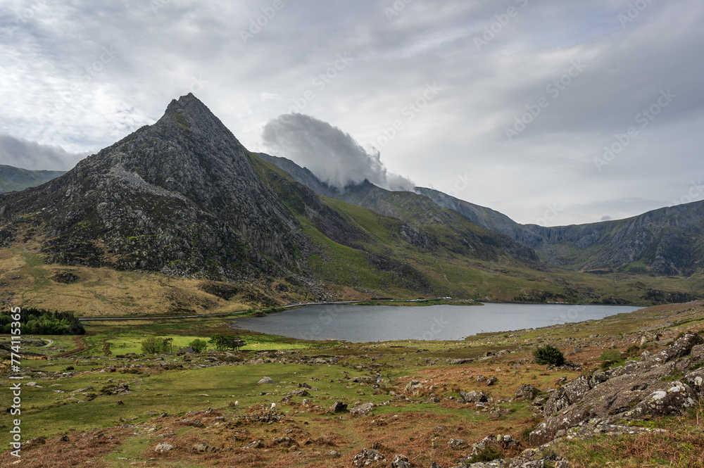 Fototapeta premium Llyn Ogwen and Tryfan Mountain, Ogwen Valley, Snodownia, north Wales, on a cloudy spring day.
