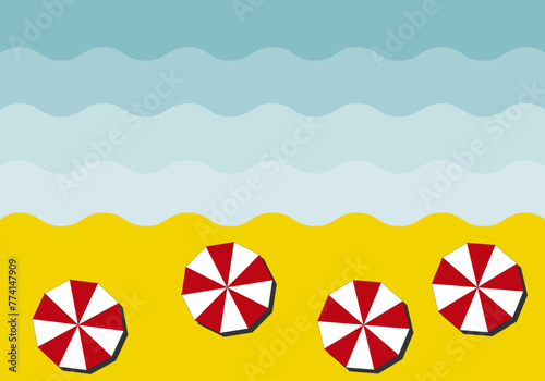 Playas con sombrillas y mar en verano.