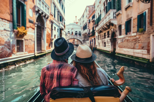 pareja disfrutando de un paseo en góndola por los canales de Venecia  © Julio