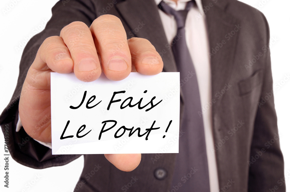 Homme tenant une carte sur laquelle est écrit je fais le pont Homme tenant une carte sur laquelle est écrit je fais le pont