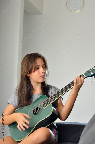 adolescente aprendendo a tocar violão acústico 