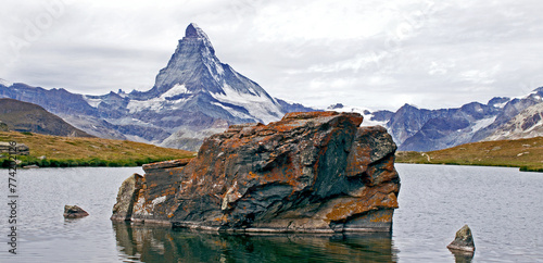 Schweiz Matterhorn grauer Himmel Gebirge Alpen 