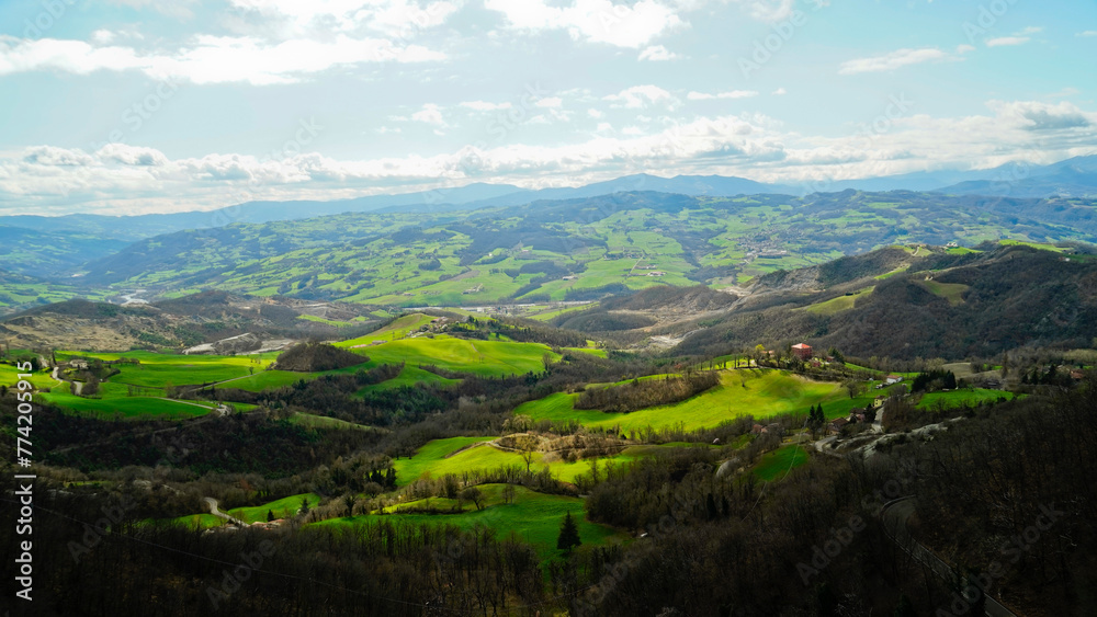 Fioritura primaverile delle colline del basso Appennino Reggiano. Reggio Emilia, Emilia Romagna, Italia