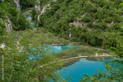 Fototapeta Naklejka Na Ścianę i Meble -  Nationalpark Plitvicer Seen in Kroatien von oben, leuchtend türkises Wasser 