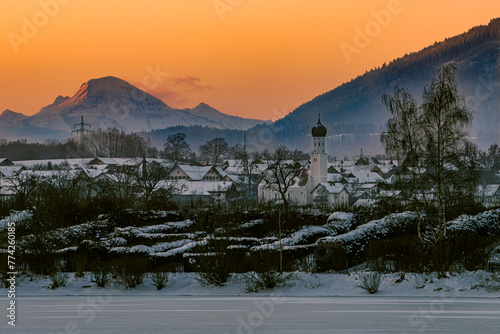 Königsdorf in Bayern im Winter beim Bibisee bei Sonnenaufgang - Panorama
