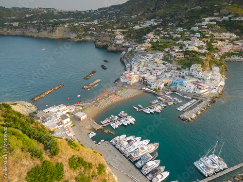 Vista aerea dell’alba al Borgo Sant'Angelo a Ischia nel comune di Serrana Fontana.Un borgo di pescatori in un isola a Napoli