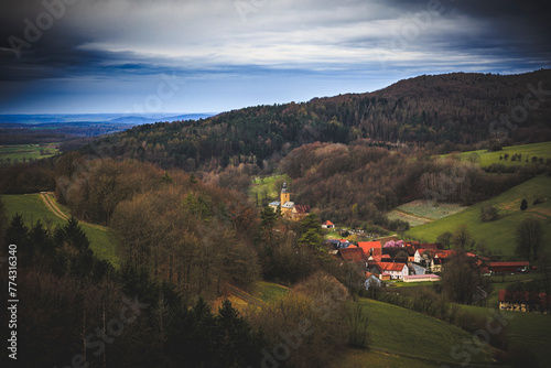 Wandern in den H  geln und W  ldern im sch  nen Oberfranken in einer reizenden Landschaft im April Fr  hling in Bayern  Deutschland