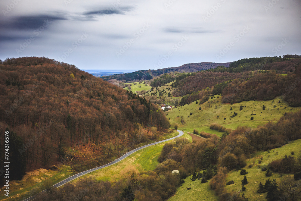 Wandern in den Hügeln und Wäldern im schönen Oberfranken in einer reizenden Landschaft im April Frühling in Bayern, Deutschland