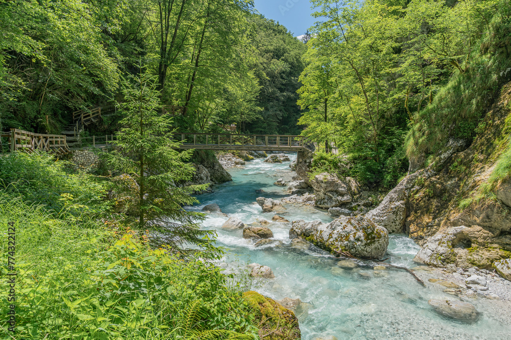 der türkise Soca Fluss fließt durch Slowenien der türkise Soca Fluss fließt durch Slowenien