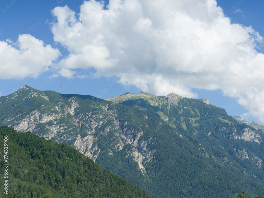 Brandenberger Alpen in Österreich. Blick auf das Rofangebirge, Rotspitze bis Durrawand und Hechenbergvom Falzthurntal-Gerntal

