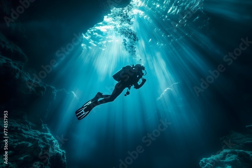 Taucher im Meer, Sonnenlicht bricht an der Wasseroberfläche, Konzept traumhafte Unterwasserwelt photo