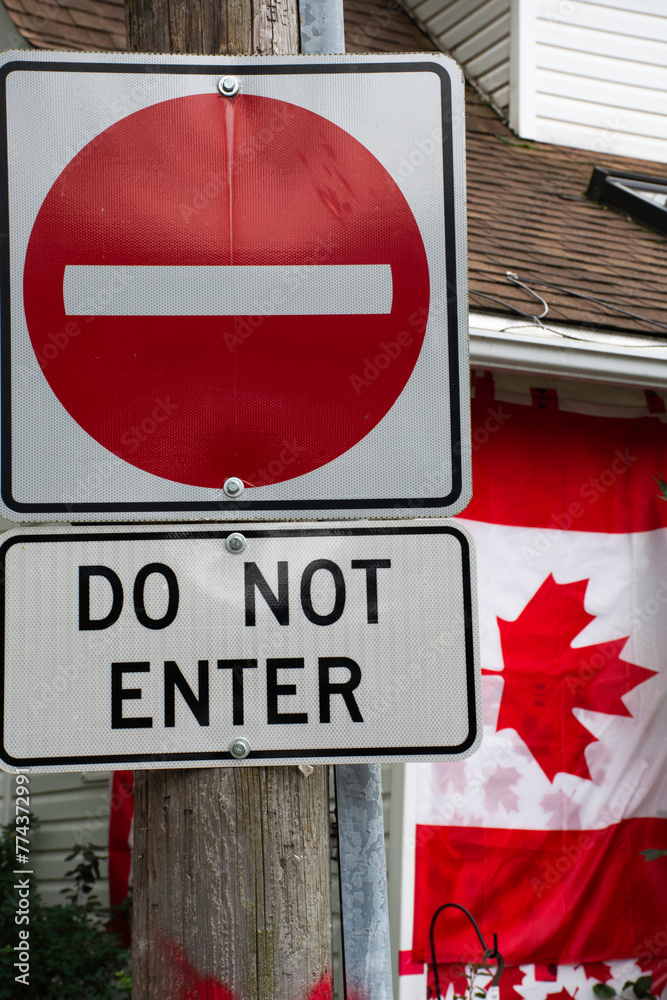 Obraz premium do not enter sign with a Canadian flag, suggesting the concept of immigration and population growth