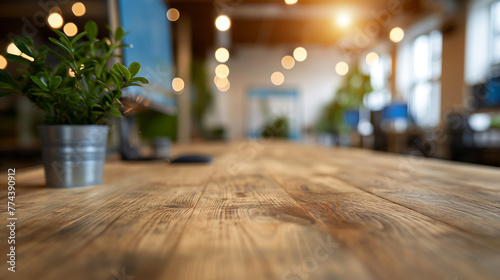 Moderner Co-Working-Space  verschwommener Hintergrund  moderner Holztisch im Vordergrund