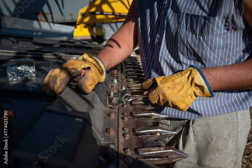 Punteras de mpaquina cosechadora, primer plano, de cerca con mano agarrando - Serie 4 de 5