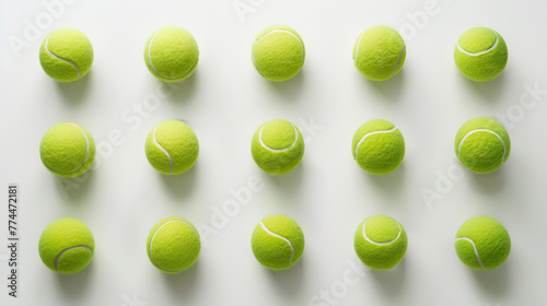 Geometrisches Spiel: Tennisbälle in einer präzisen Anordnung auf einem hellen Untergrund, die eine visuelle Harmonie schaffen. © Fotosphaere