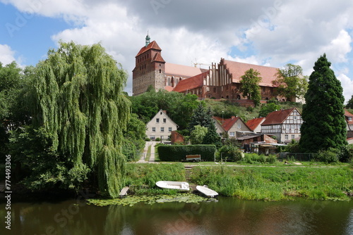Foto Blick vom Stadtgraben auf den Havelberger Dom in Havelberg in Sachsen-Anhalt