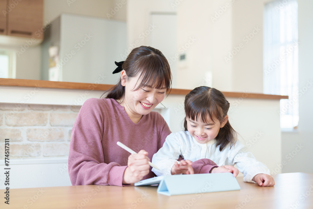 タブレットで絵を描く女の子とお母さん タブレットで絵を描く女の子とお母さん