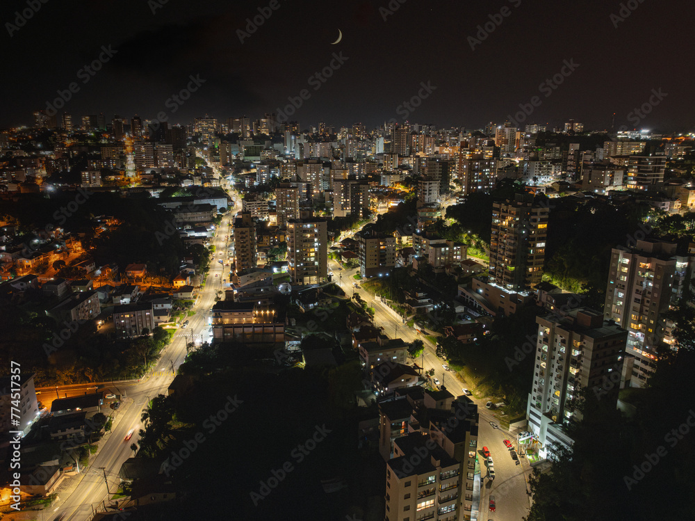 Vista aérea noturna de Bento Gonçalves, Rio Grande do Sul. 2024. Vista aérea noturna de Bento Gonçalves, Rio Grande do Sul. 2024.