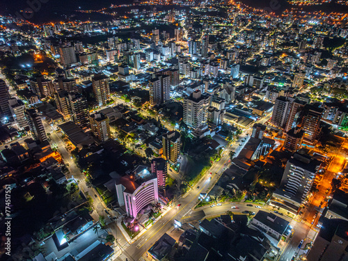 Vista aérea noturna de Bento Gonçalves, Rio Grande do Sul. 2024. © Paulo