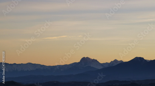 Montagne al tramonto in controluce photo