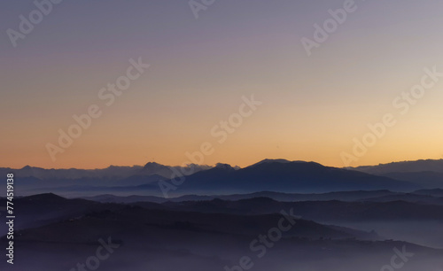 Le valli sotto alle montagne al tramonto come laghi di nebbia photo