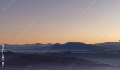 Le valli sotto alle montagne al tramonto come laghi di nebbia © GjGj