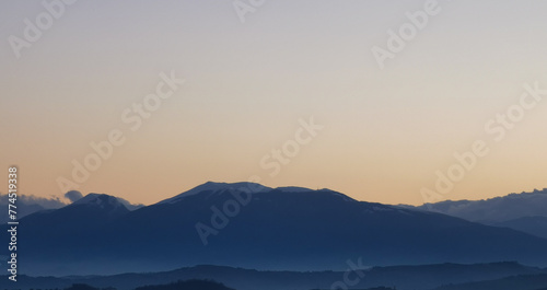 Montagne al tramonto in controluce © GjGj