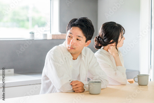 Quadro su tela ダイニングに座る冷めた表情の若い夫婦・カップル（夫婦関係・倦怠期・マンネリ・仮面夫婦・夫婦喧嘩）