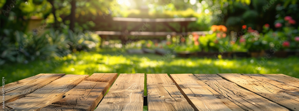 ぼんやりとした緑の庭園と、ピクニックやバーベキューを行う背後に夏の空が広がる木製テーブル-生成AI