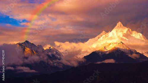 梅里雪山の急峻な霊峰にかかる虹