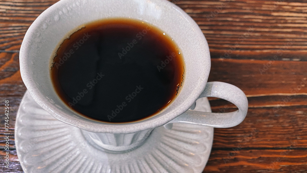 Obraz premium 白いマグカップに入れたコーヒー