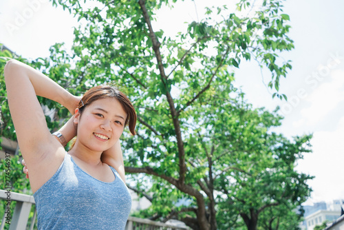 ジョギングのストレッチ準備運動をする若い女性